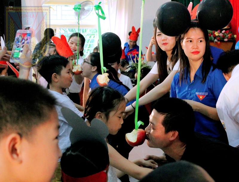 Bộ đạo cụ ăn táo trên dây cơ bản gồm dây treo chắc chắn và những quả táo chín mọng