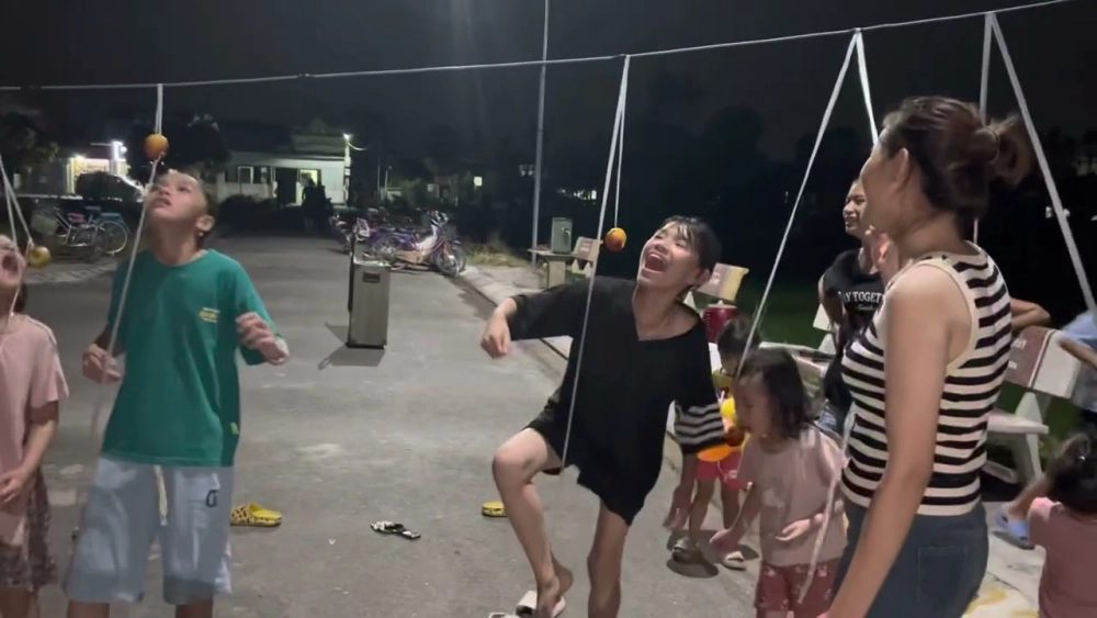 Thí sinh nỗ lực hoàn thành phần thi ăn táo nhanh nhất để giành giải thưởng cao nhất