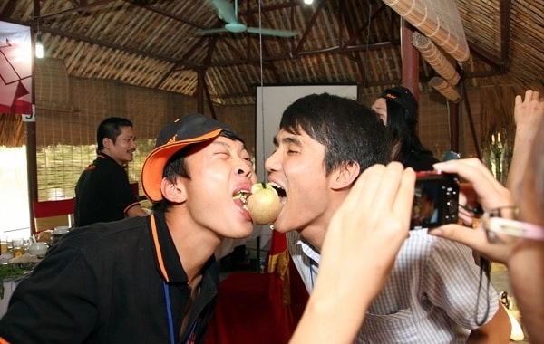 Biểu cảm khó đỡ tạo nên hình ảnh hài hước ăn táo trong buổi sinh hoạt tập thể