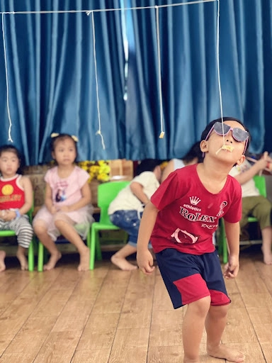 Tiếng cười rộn rã bao trùm không gian với trò chơi giải trí ăn táo đơn giản mà hấp dẫn