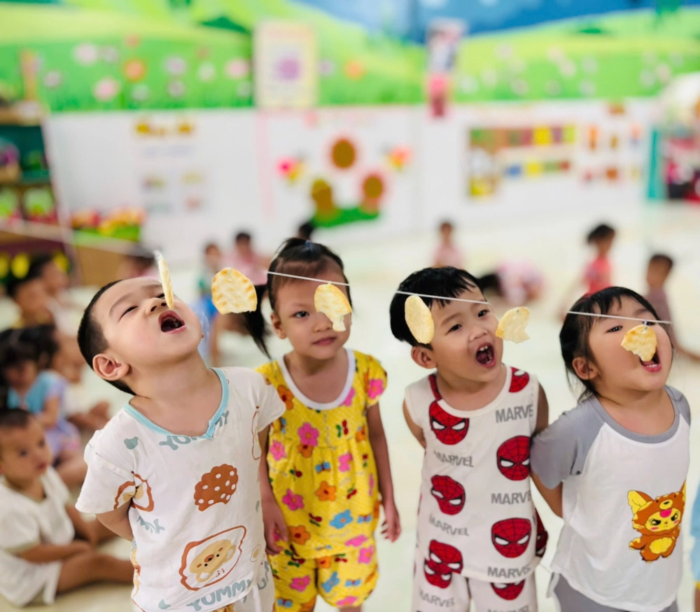 Đông đảo người dân địa phương tập trung tham gia thi ăn táo ngày hội văn hóa truyền thống