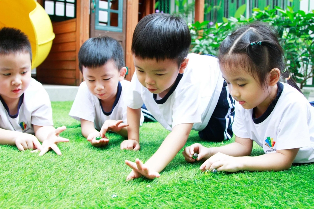 Cách cầm bi bằng ngón tay chuẩn giúp lực bắn ổn định