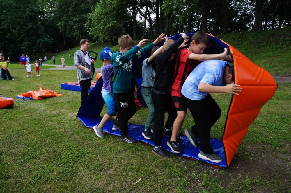 Mẫu đạo cụ bánh xe khổng lồ bằng bạt nhiều màu sắc được chuẩn bị cho sự kiện