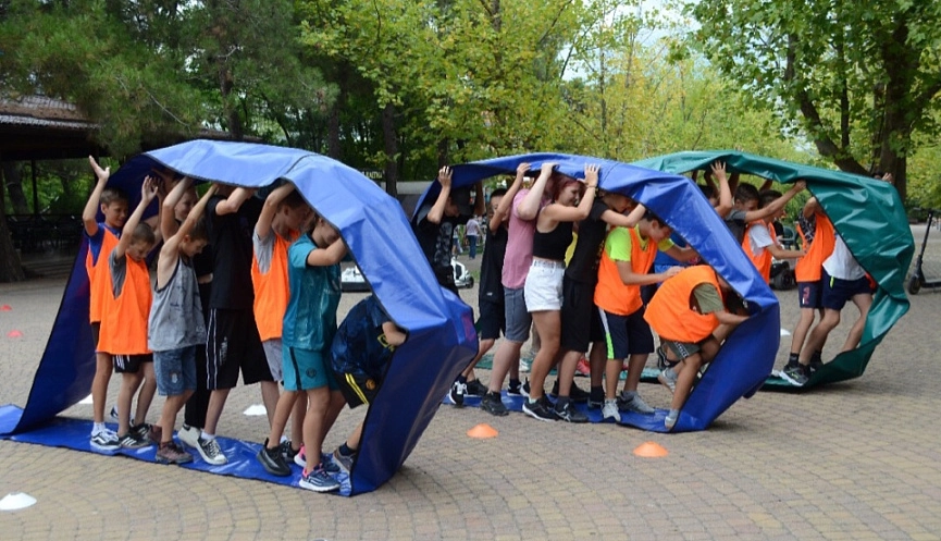 Tập thể cùng nhau đua bánh xe khổng lồ trong hội thao văn hóa doanh nghiệp