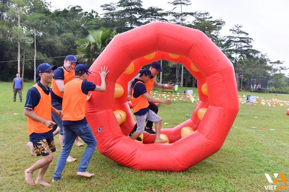 Nhân viên nỗ lực vượt qua thử thách bánh xe khổng lồ để về đích nhanh nhất