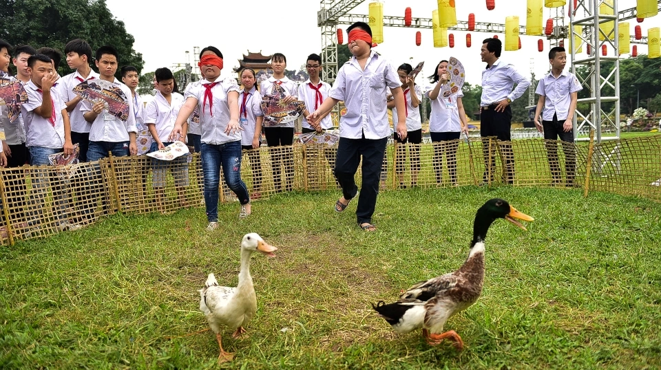 Trò chơi bịt mắt bắt vịt mang lại tiếng cười sảng khoái