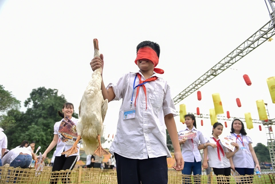 Cách chơi bịt mắt bắt vịt đơn giản đầy thử thách