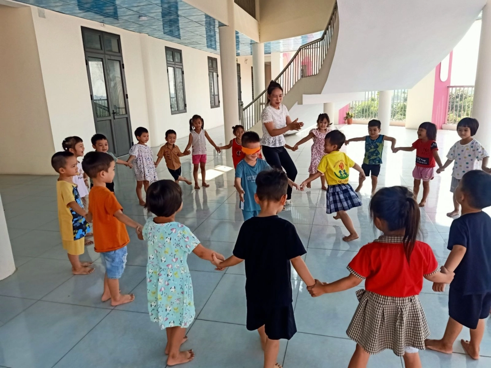 Ý nghĩa trò chơi bịt măt bắt dê giúp trẻ phát triển kỹ năng