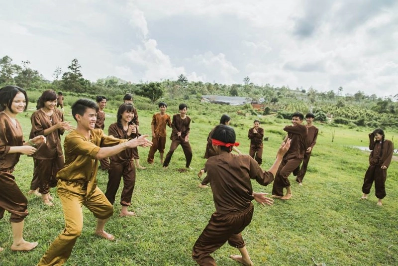 Trò chơi bịt măt bắt dê gợi nhớ ký ức học trò xưa