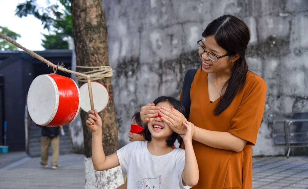 Bịt mắt đánh trống ngày tết làm không khí thêm rộn ràng