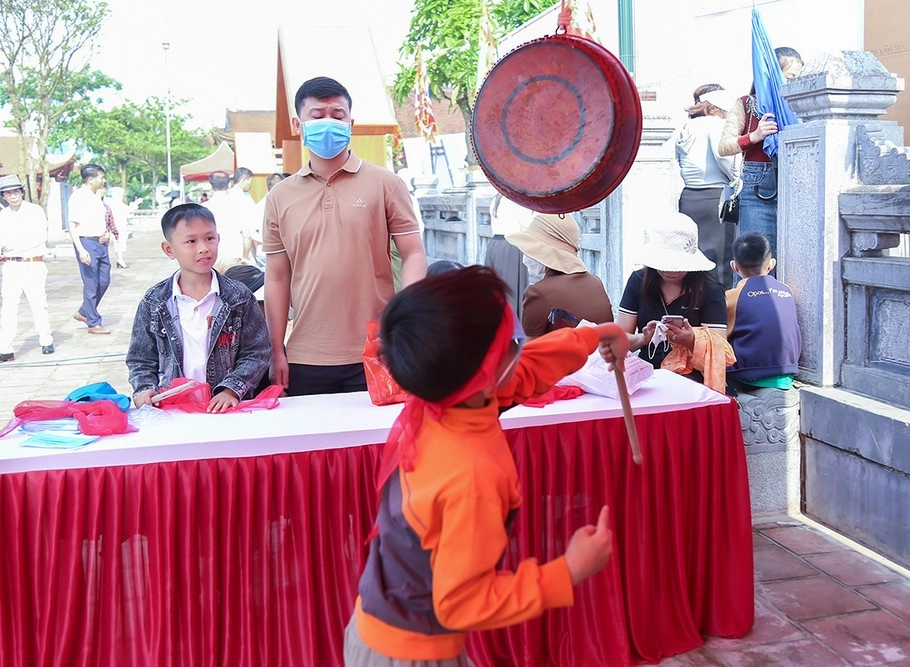 Hướng dẫn chơi bịt mắt đánh trống an toàn thú vị