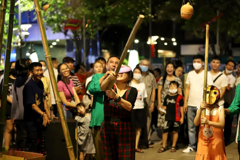 Các thành viên phối hợp nhịp nhàng trong trò chơi vận động bịt mắt đầy thử thách và kịch tính