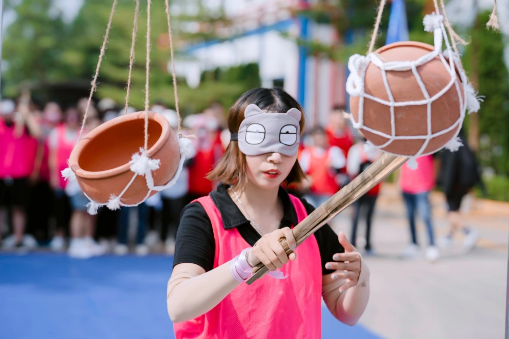 Hoạt động bịt mắt đập niêu gắn kết tinh thần đồng đội thông qua sự chỉ dẫn của các thành viên trong nhóm