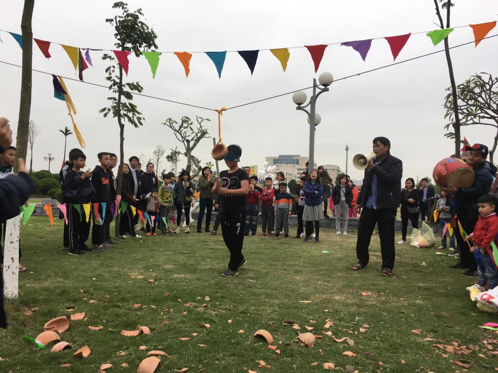 Không khí rộn ràng và ấm cúng của trò chơi bịt mắt đập niêu ngày Tết tại khu du lịch văn hóa