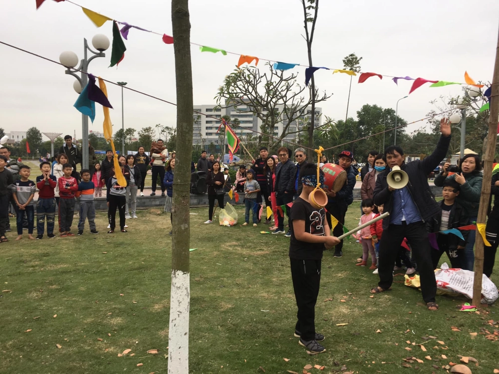 Khoảnh khắc hình ảnh hài hước bịt mắt đập niêu khi người chơi đi chệch hướng trong tiếng cổ vũ của khán giả