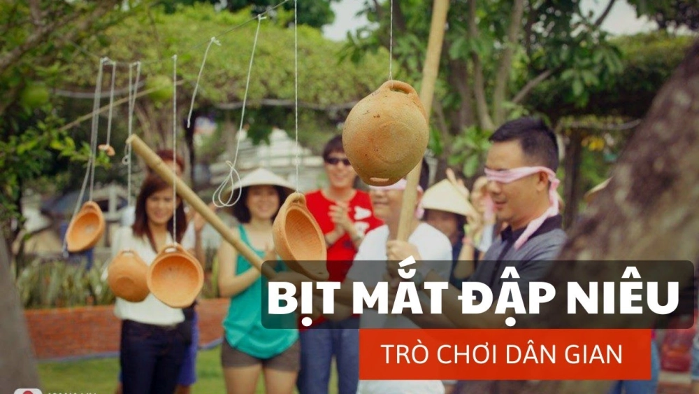 Trò chơi truyền thống bịt mắt đập niêu đòi hỏi sự định vị chính xác của người tham gia