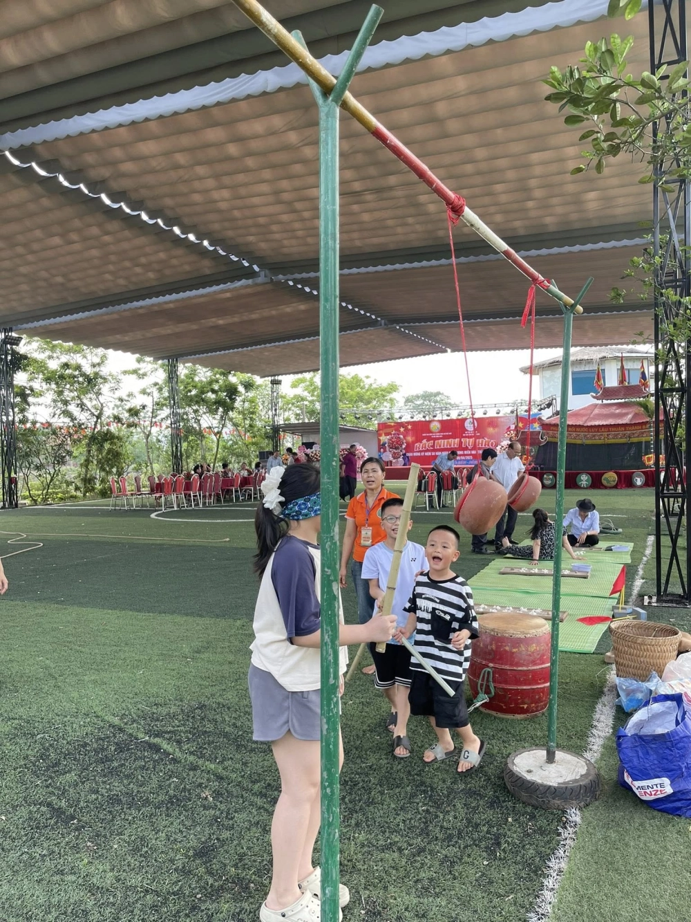 Mọi người cùng nhau tham gia trò chơi truyền thống bịt mắt đập niêu mang đậm bản sắc văn hóa Việt Nam