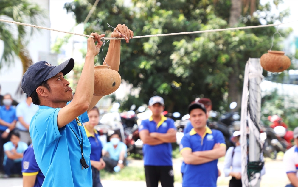 Toàn cảnh sân đình đông đúc người dân xem thi đấu bịt mắt đập niêu hội làng đầu xuân