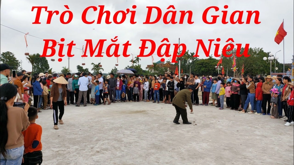 Đạo cụ bịt mắt đập niêu đơn giản gồm niêu đất và gậy gỗ trên sân chơi dân gian