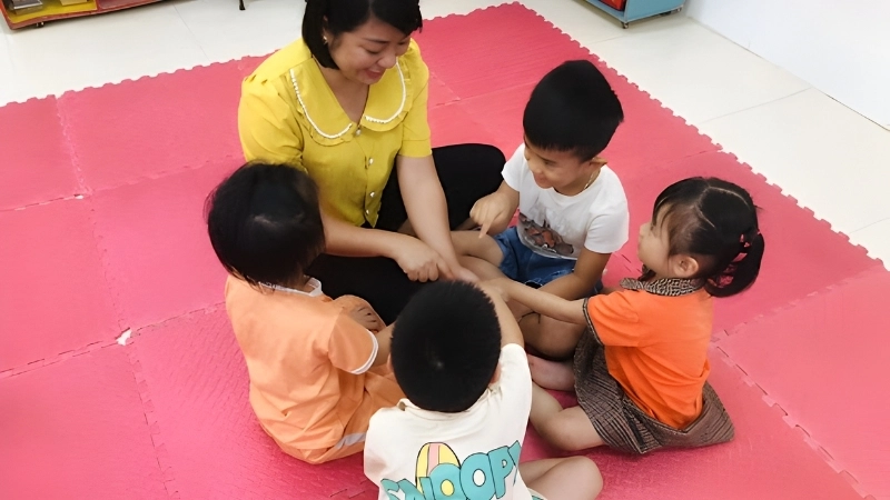 Trẻ em thích thú với chi chi chành chành mầm non