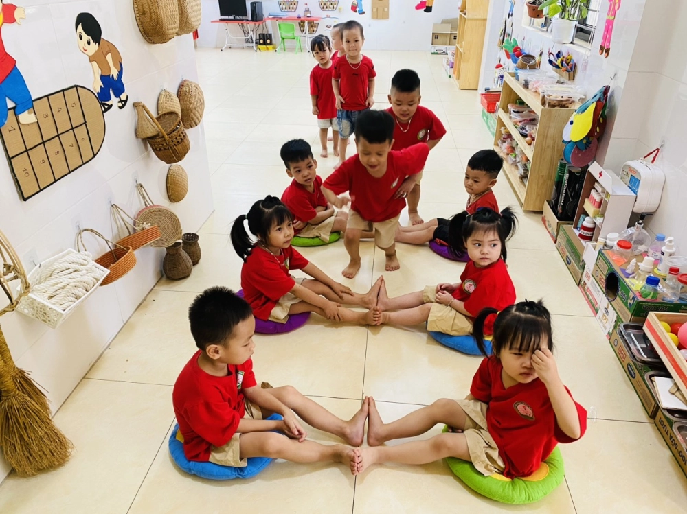 Ảnh trò chơi chồng nụ chồng hoa sinh động đáng yêu