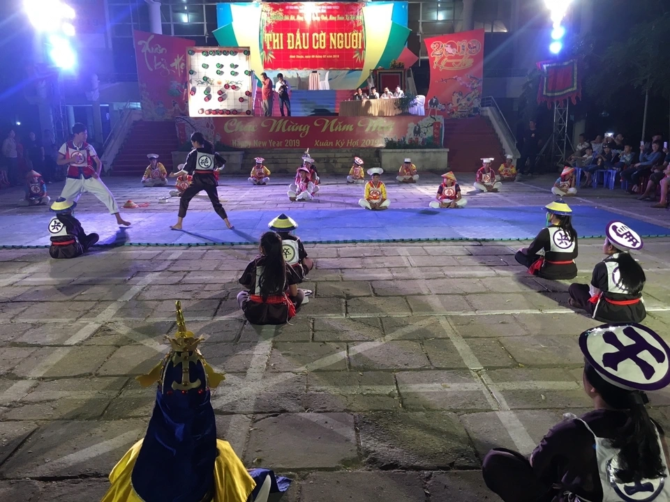 Cờ người võ thuật thể hiện sức mạnh và kỷ luật đội hình