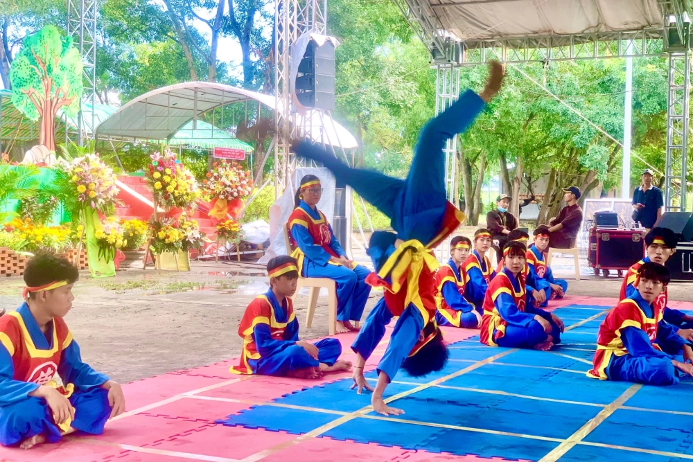 Hình ảnh hội cờ người rực rỡ sắc màu trang phục