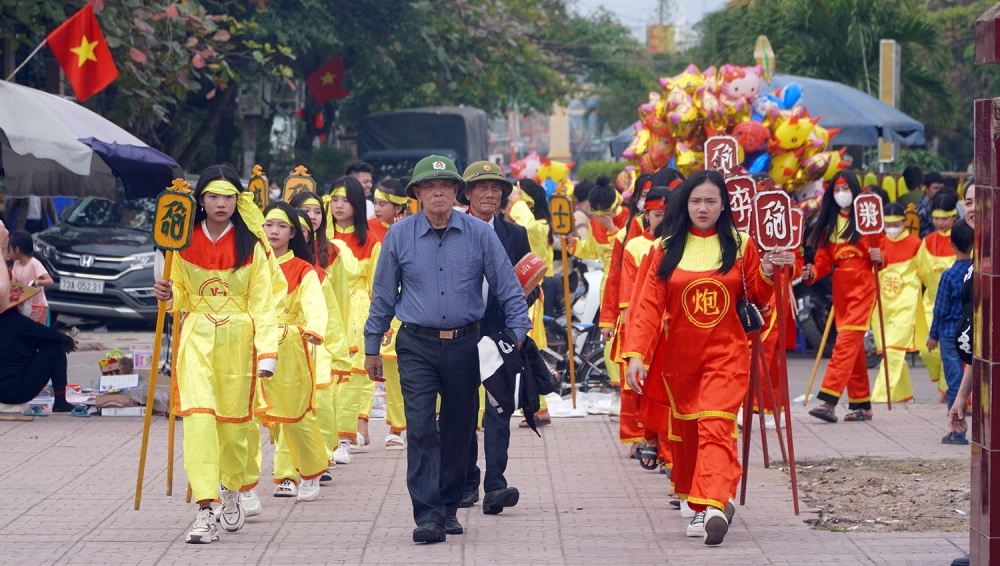 Hội thi cờ người thu hút đông đảo người xem cổ vũ