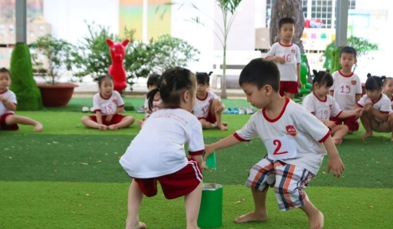 Ảnh cướp cờ bốc lửa với những pha rượt đuổi tốc độ trên sân cỏ