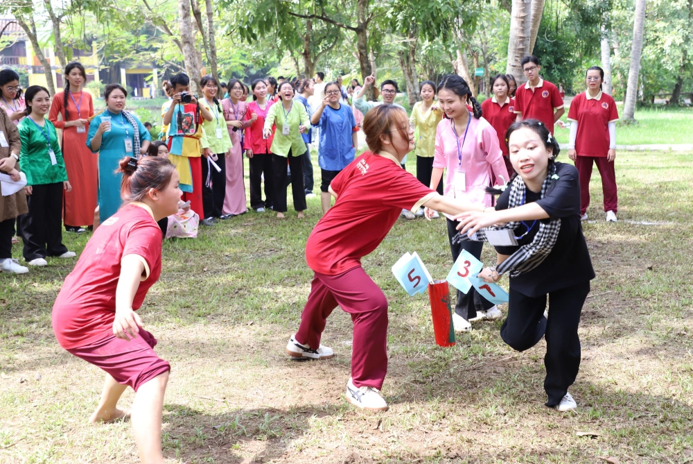 Các học sinh hào hứng tham gia trò chơi cướp cờ trong trường học