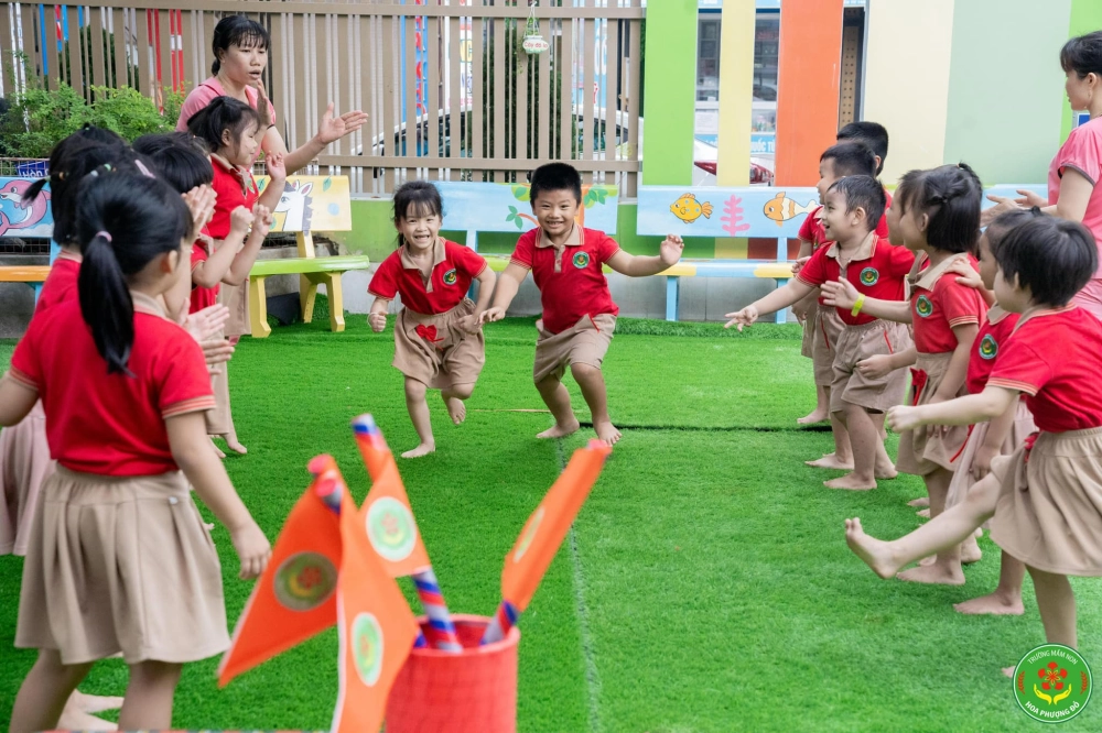 Hình ảnh trò chơi cướp cờ dân gian được tái hiện trong lễ hội làng quê