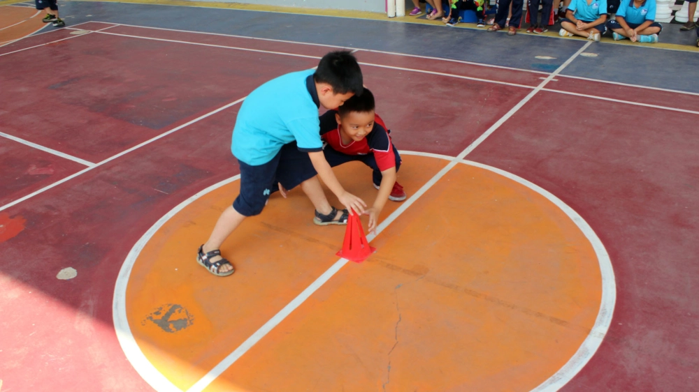 Sơ đồ chơi cướp cờ cơ bản với vạch xuất phát và vòng tròn trung tâm