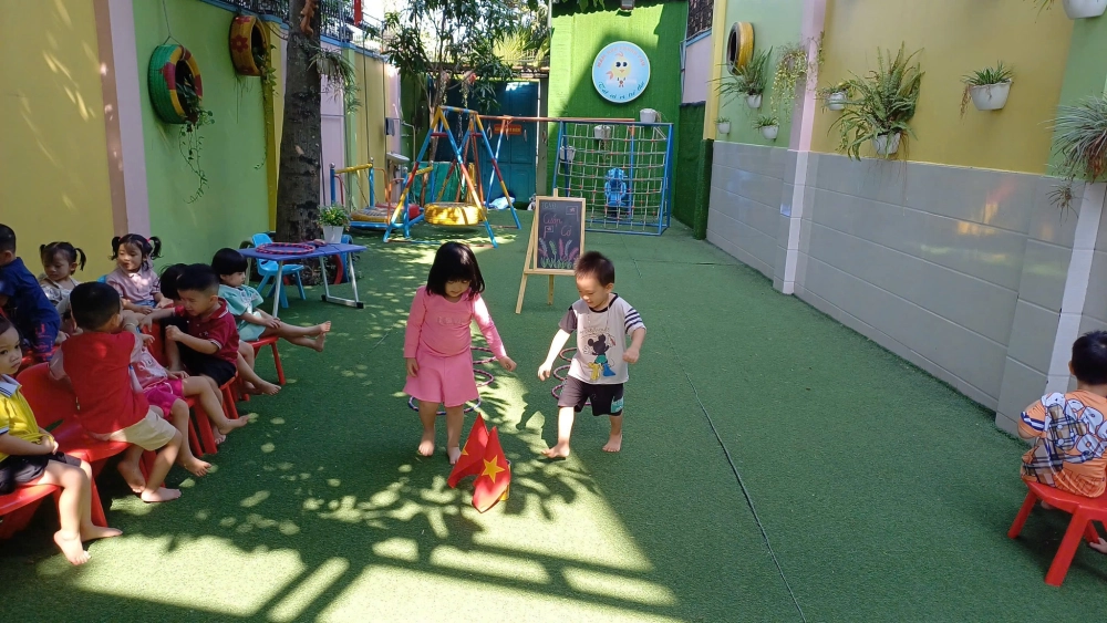 Nhóm bạn trẻ tham gia trò chơi cướp cờ bãi biển đầy năng lượng