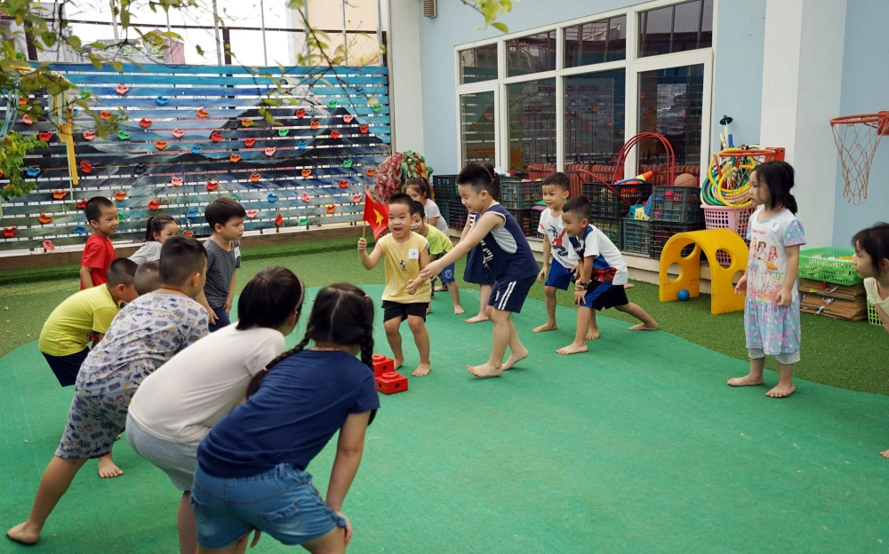 Các bé tham gia cướp cờ cho học sinh mầm non để rèn luyện thể chất