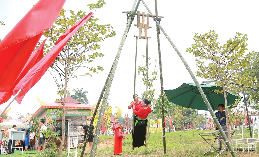 Hình ảnh đánh đu ngày Tết rộn ràng không khí xuân