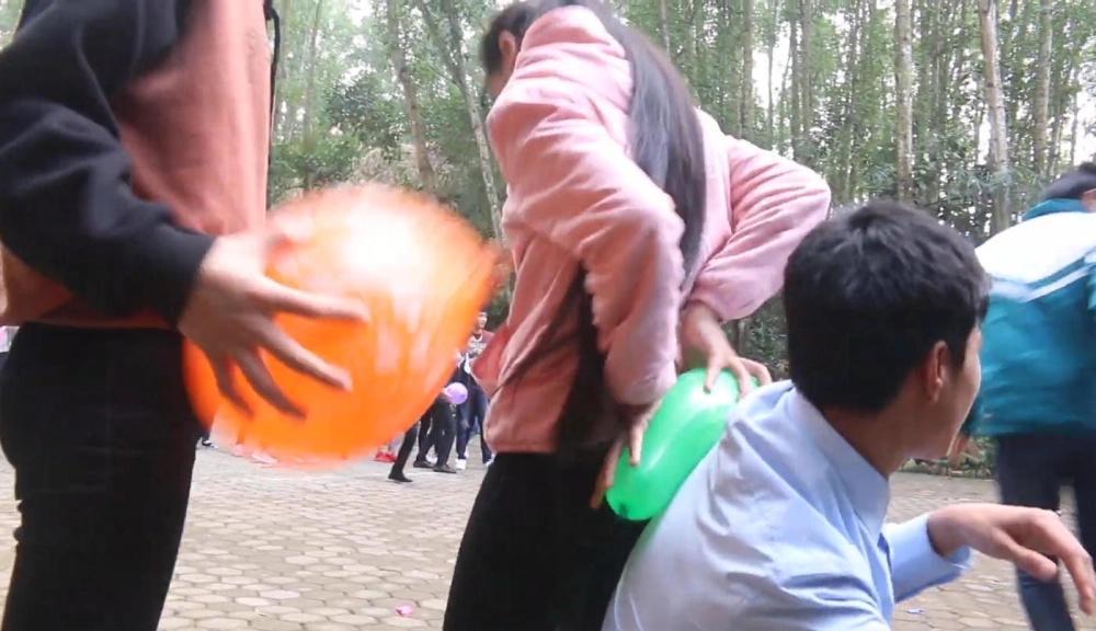 Toàn cảnh khu vực thi đập bóng bằng mông nhanh với sự cổ vũ nhiệt tình của khán giả xung quanh