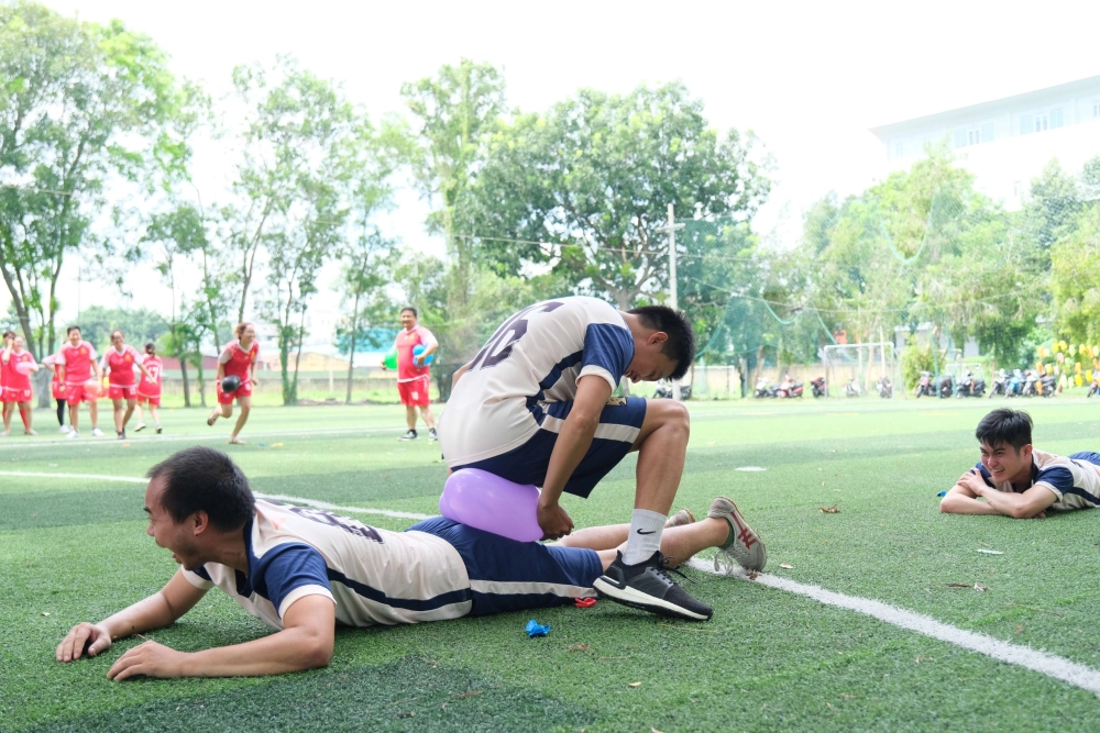 Toàn cảnh các thành viên làm nóng không khí bằng trò chơi khởi động đập bóng đầy năng lượng