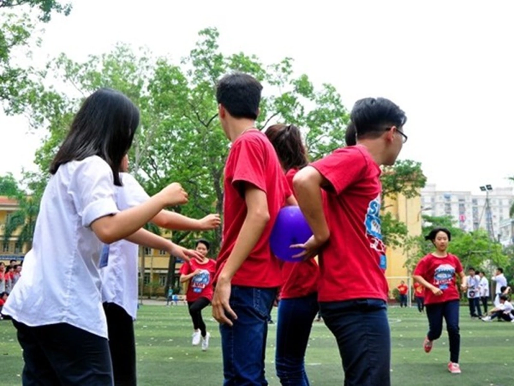 Nụ cười rạng rỡ của các thành viên đội xanh khi thực hiện phần thi đập bóng bằng mông vui nhộn