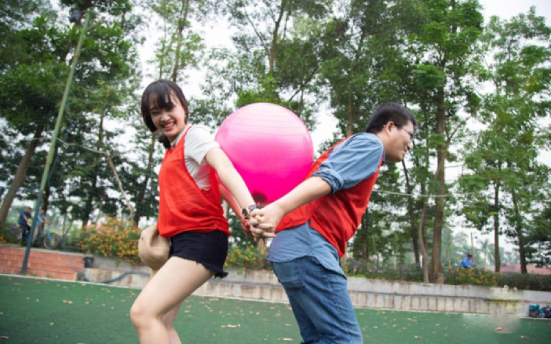 Nhóm học sinh hào hứng tham gia hoạt động đập bóng bằng mông cho trẻ em tại ngày hội thể thao