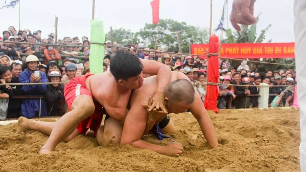 Hình ảnh đô vật tranh tài thể hiện ý chí bền bỉ