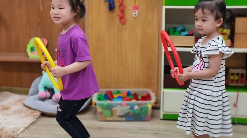 Hướng dẫn chi tiết luật chơi đèn xanh đèn đỏ cho lớp mầm non