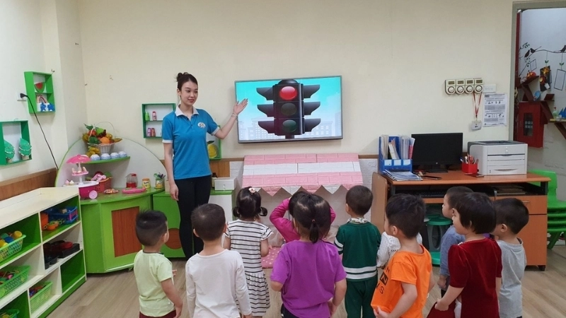 Trẻ rèn luyện kỹ năng qua trò chơi đèn xanh đèn đỏ vận động