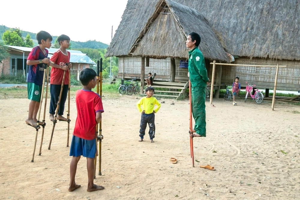 Cách đi cà kheo đúng giúp giữ thăng bằng an toàn
