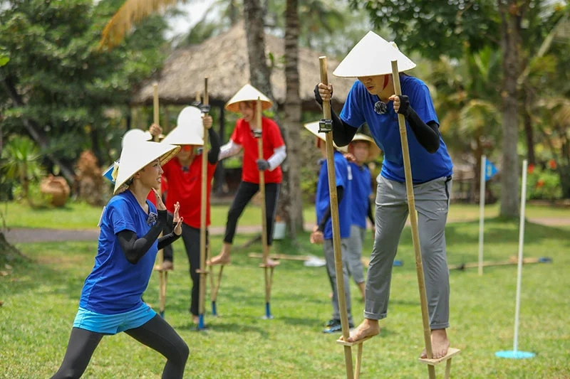 Hình ảnh đi cà kheo ghi lại khoảnh khắc vui nhộn