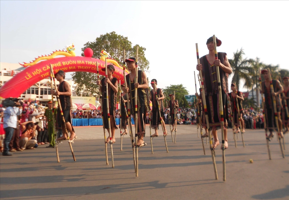 Cách đi cà kheo đúng giúp giữ thăng bằng an toàn