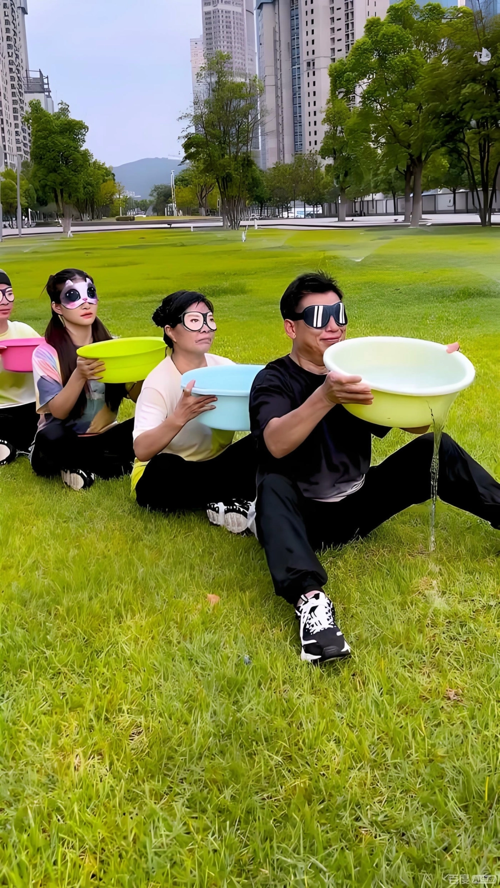 Các thành viên trong đội chạy nhanh trên cát thực hiện hình ảnh trò chơi đưa nước về nguồn bãi biển sôi động