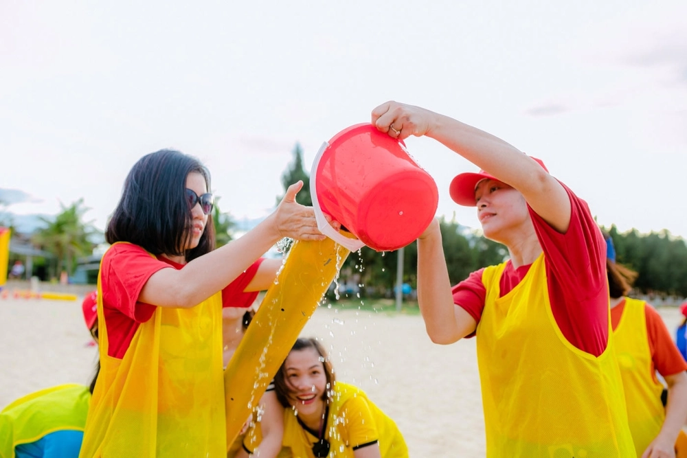 Người chơi vừa giữ thăng bằng vừa đưa nước về nguồn vượt chướng ngại vật là những lốp xe cũ trên đường chạy