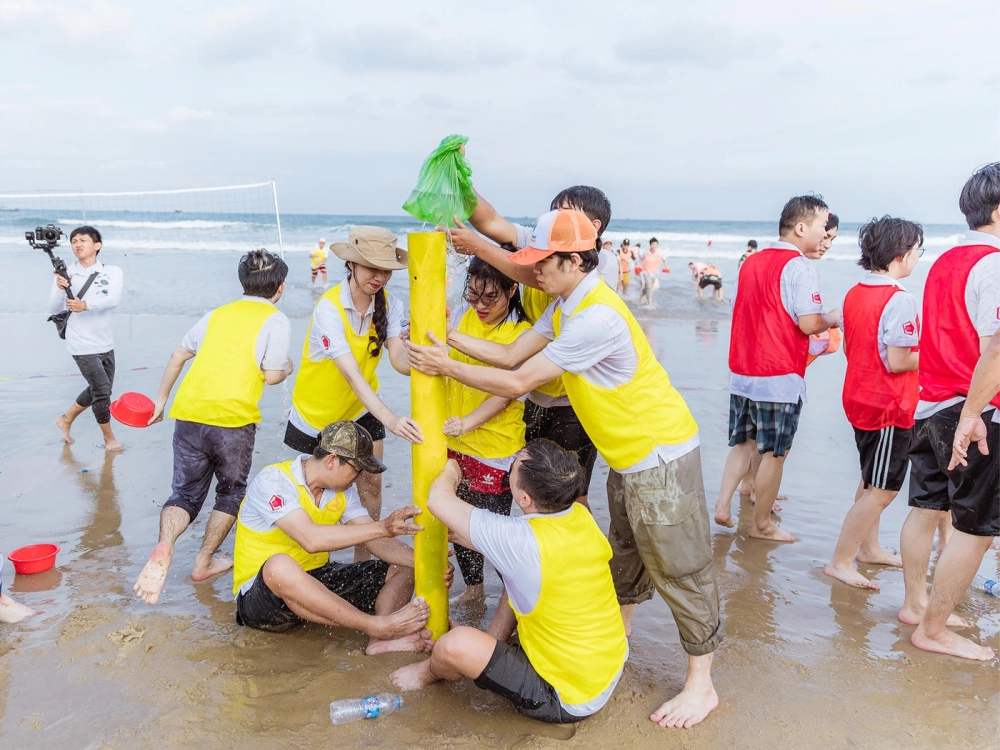 Trọng tài đang phổ biến luật chơi đưa nước về nguồn cho các đội thi trước khi bắt đầu trận đấu