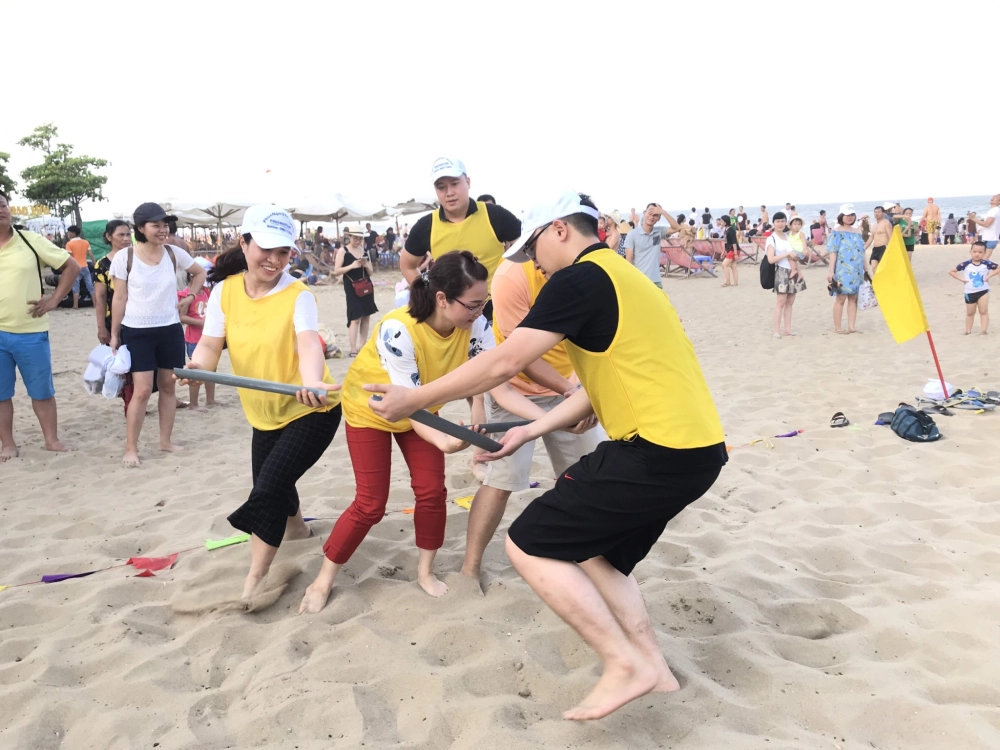 Các thành viên nắm tay nhau tạo thành hàng dài thực hiện đưa nước về nguồn phối hợp đồng đội nhịp nhàng