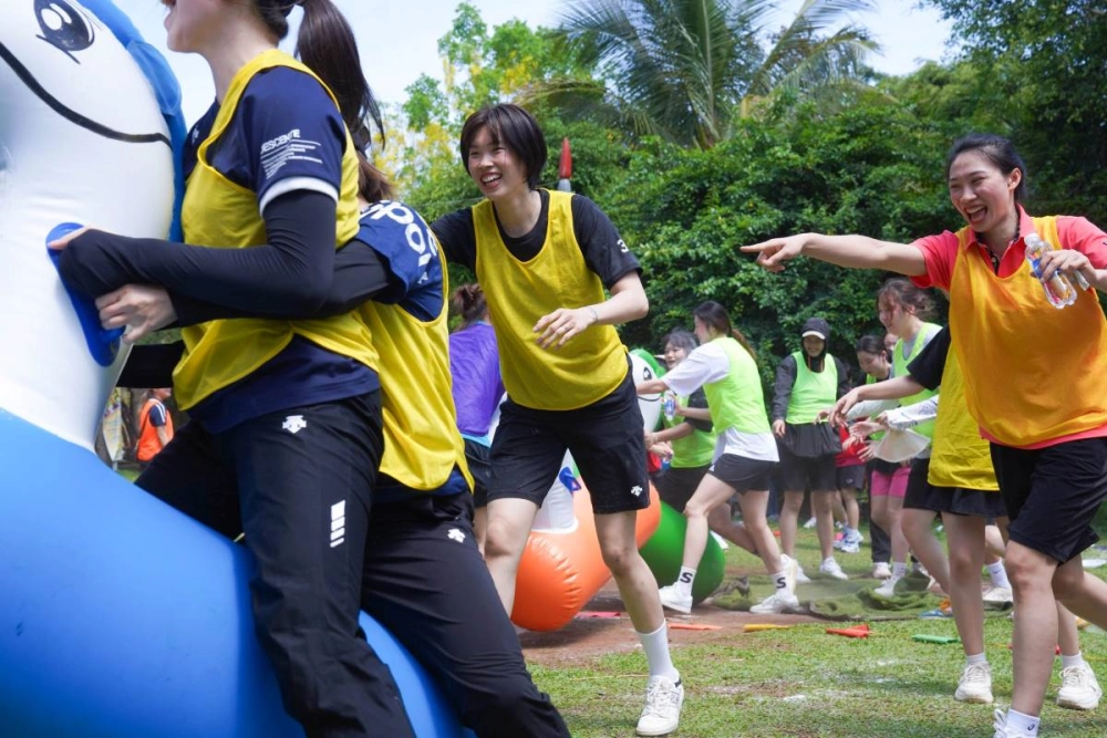 Ảnh thực tế đua thú nhún sôi động trên sân cỏ nhân tạo với sự cổ vũ nhiệt tình